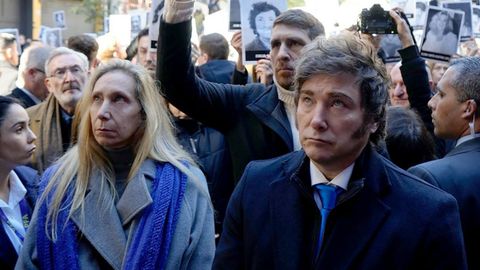 El presidente Javier Milei, junto a su hermana y secretaria general de la Presidencia, Karina Milei