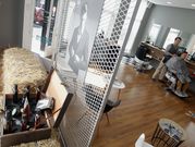 Juan Carlos P�rez regenta la nueva barber�a que desde hace unos d�as funciona en la plaza de Compostela ribeirense y que se caracteriza por el estilo retro y vintage de sus trabajos. 