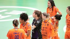 Ana Eliza y Cris Lourés, con los dorsales 28 y 17, son las únicas componentes de la última plantilla que, por el momento, no se despidieron.