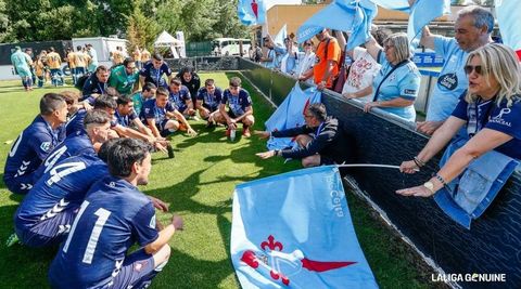 Los jugadores del Celta Integra, atendiendo indicaciones de su t�cnico Edu Gonz�lez en en partido de la fase anterior.