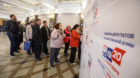Un grupo de personas esperando para votar en Mosc�