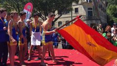 Imagen de archivo de Xabi sosteniendo la bandera tras ganar el Campeonato de Espa�a de Bateles en el 2016.