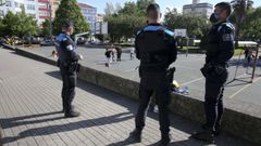 Todos los agentes de la Polic�a Local de Ferrol dispondr�n de chalecos antibalas para protegerse en el trabajo en el exterior. En la imagen, una intervenci�n llevada a cabo el pasado a�o en el Inferni�o. 