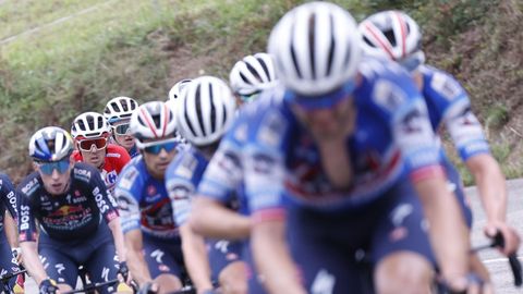 El pelotn durante la decimoquinta etapa de la Vuelta ciclista a Espaa disputada este domingo entre Infiesto y Cuitu Negru, con 143 kilmetros de recorrido