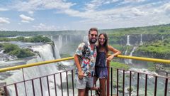 Gonzalo Legazpi y Olga Meana, dos coru�eses que se conocieron viajando solos y han montado una agencia, posando en Iguaz�