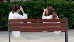 Dos sanitarias descansa en los alrededores del Hospital La Fe de Valencia 