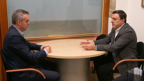 Un momento de la reuni�n con el director provincial de Correos. 