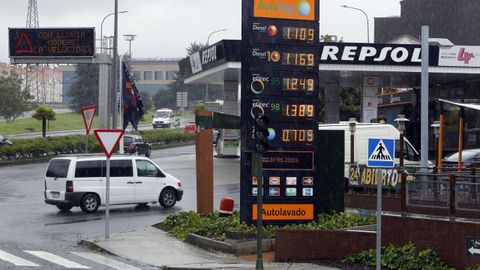 El monolito de una gasolinera de Santiago el 27 de agosto del 2015.