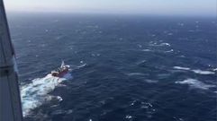 Salvamento escolta un barco luso que lleg� a Oza achicando una v�a de agua