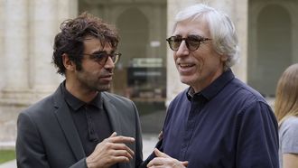 El director David Trueba (dcha.) charla con el actor David Verdaguer, en la presentacin de su filme Siempre es invierno