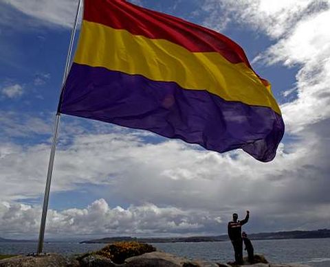 Bandera de la rep�blica izada a orillas de la r�a.
