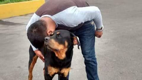 El hombre que nos cuenta su historia, bajo el seudonimo Pepe Gonzlez, con su mascota