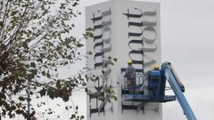 El obelisco que dar� la bienvenida a la exposici�n de la fundaci�n de Marta Ortega sobre el fot�grado Helmunt Newton.