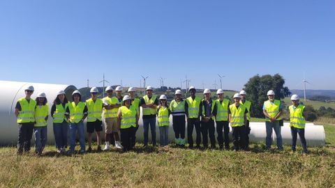 Los estudiantes del CIFP Ferrolterra, durante su visita al parque eólico de Somozas