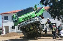 Emerxencias A Estrada emple� una escalera para llegar hasta la cabina, suspendida en el aire.