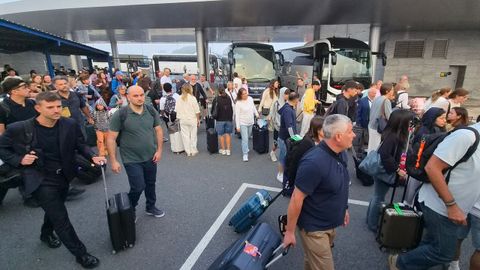 Los pasajeros de primera hora tuvieron que coger un bus para ir a Lavacolla