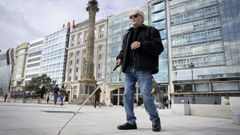 Manolo dibuja con su bast�n el nuevo mapa de los Cantones de A Coru�a