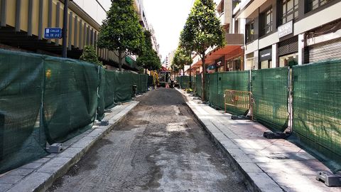 Trabajos de retirada de los adoquines de granito de la calle Gil de Jaz, en Oviedo