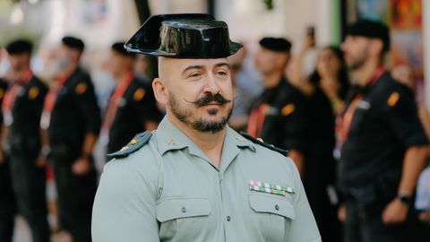 La Guardia Civil realiz un homenaje a un compaero fallecido antes de la salida.