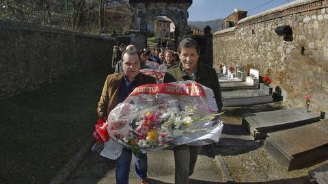 El presidente de la gestora del PSOE, Javier Fern�ndez (d), y el secretario general de SOMA-FITAG UGT, Jos� Luis Alperi