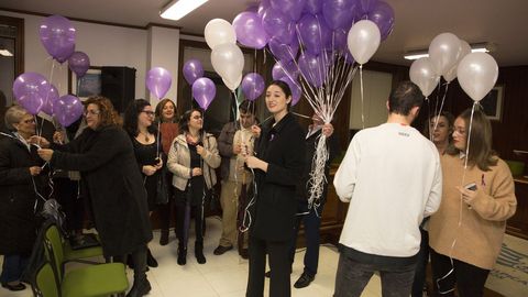 Malpica. Reparto y suelta de globos por el 25N