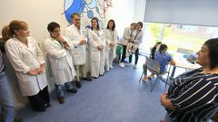 Presentaci�n del segundo curso de la Neuroescuela del HULA en la planta de Pediatr�a. En la imagen, Silvia Gil, especialista en pedagog�a terap�utica, con algunos de los escolares.