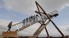 Mirador del Alto do Coto (Bveda). Situado a 650 metros de altura entre las parroquias de Martn y Teiln, para llegar hasta este mirador es preciso tomar en Bveda la carretera que lleva a Martn y despus continuar hacia la Serra de Penas en direccin al pueblo de A Raa