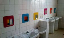 Los padres dieron color a los ba�os, renovaron la sala de lectura y colocaron un columpio.