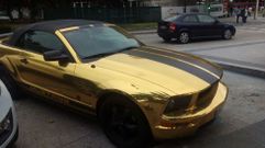 Mustang dorado aparcado en Cuatro Caminos 