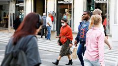 Imagen de transe�ntes con mascarilla por Lisboa