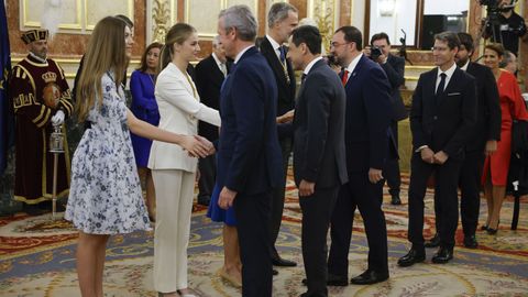 El presidente de la Xunta, Alfonso Rueda, saluda a la infanta Sofa, durante el besamanos