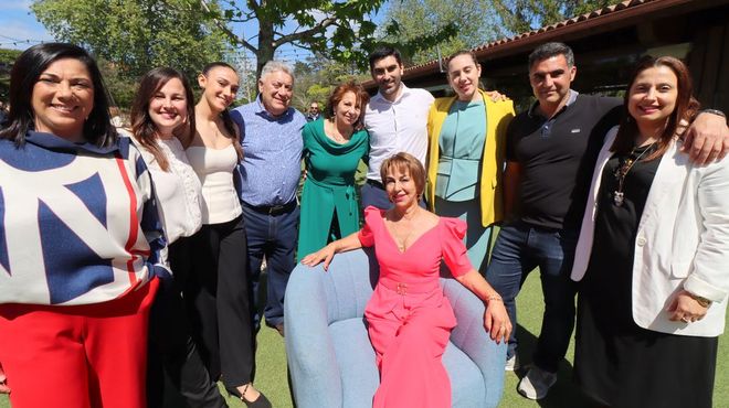 Maris� Rodr�guez, sentada, junto a�algunos de los�invitados de su fiesta de jubilaci�n en Chicolino