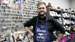 Rub�n Villaverde dice dormir mejor como due�o que como empleado, aunque solo tiene buenas palabras para quienes le ense�aron el oficio y le dieron un sueldo. Le gustar�a, en un futuro, formar de cero a un aprendiz que coja el relevo. Y reconoce que �l disfruta especialmente trabajando con cuero, hasta del olor que desprende, frente a las dificultades del tejido sint�tico.