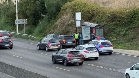 Dos coches tuvieron que parar a la altura de la parada de bus de Alfonso Molina tras sufrir un accidente