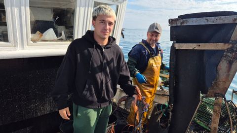 Hugo Ramos, un joven de 18 a�os de Sada, se enrola en el Xirote en una jornada para promocionar la pesca