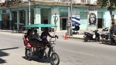 Una calle de La Habana, con un mural del Che Guevara al fondo