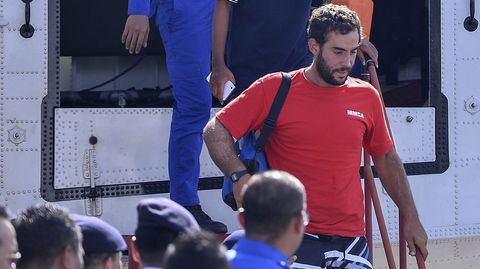 El espa�ol David Hern�ndez Gasulla desembarca de un hidroavi�n Bombardier CL415 de la Marina malasia en el aeropuerto internacional de Kota Kinabalu en Malasia