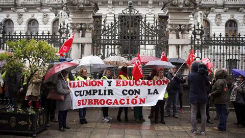 Concentraci�n frente a la Junta General en protesta por el despido de trabajadoras que desarrollaban su trabajo como acompa�antes de alumnos en los autobuses escolares