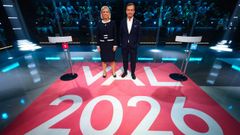 El primer ministro en funciones, Ulf Kristersson (Partido Moderado), y la l�der de la oposici�n, Magdalena Andersson (Socialdem�cratas), posan antes de un debate televisivo previo a las elecciones generales del domingo en Rinkeby, Estocolmo, Suecia.