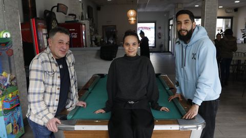 C�sar, Ainhoa y Carlos, en una de las zonas de ocio de la cafeter�a Manhattan