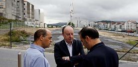 El concejal de Urbanismo, Ant�n Louro (centro), y dos t�cnicos visitaron ayer la zona de la nueva cubierta sobre la v�a del tren. 