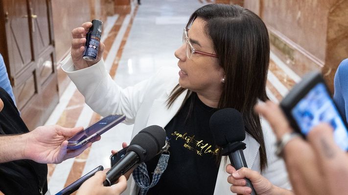Ana V&aacute;zquez, con el bote de gas pimienta que llev&oacute; al Congreso de los Diputados.
