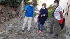 Aida Men�ndez, con los peregrinos, en el tramo en el que se puede ver el piso original