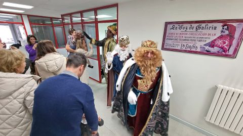 Sus majestades los Reyes Magos de Oriente visitaron la delegacin de La Voz de Galicia en Pontevedra