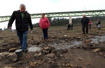 Las piedras abundan en la superficie de las fincas mientras el agua baja sin control. 
