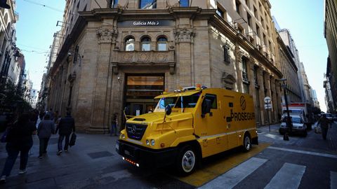 Un furgn blindado, ante la entrada del banco Galicia Ms, en Buenos Aires