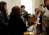 Varios diputados departen con la presidenta de la comisi�n, Marta Rodr�guez Arias.