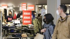 Las rebajas, en la foto, en el centro comercial Ode�n, suelen ser un revulsivo para el empleo