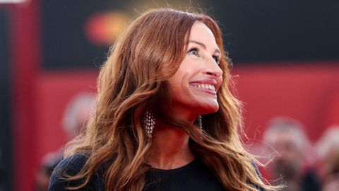 Julia Roberts, rodeada de fotgrafos en la alfombra roja del festival de Venecia, en la presentacin de la notabilsima pelcula del realizador palermitano Luca Guadagnino After the Hunt.