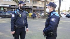 Dos agentes de la policía de barrio, un servicio que el Concello de Ferrol acaba de reforzar